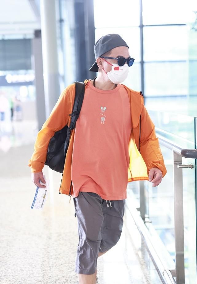 陈小春真是大湾区潮男,橘色t恤配灰色工装裤,鲜亮有型挺可爱的