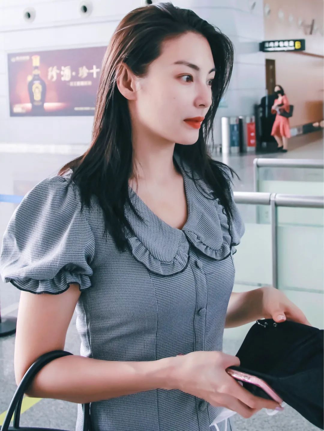 张雨绮春晚首秀土上3.9亿热搜哈哈哈！大胸妹穿衣真没救了吗…