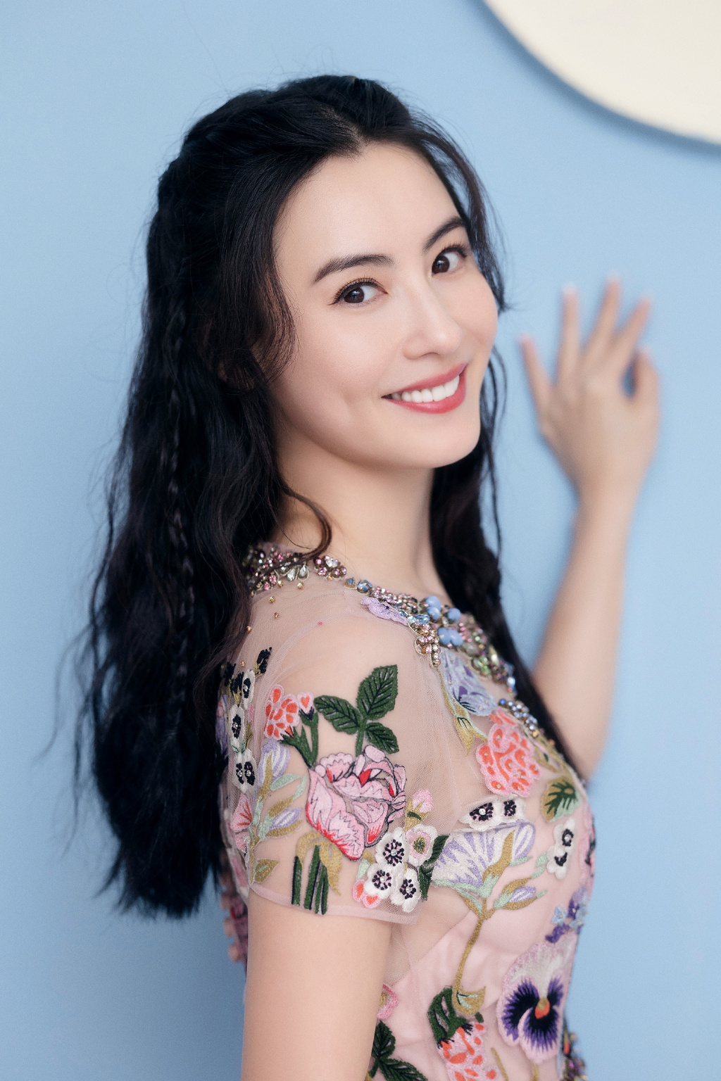 被张柏芝的花样编发美翻,简单时髦好上手,清爽减龄好适合夏天