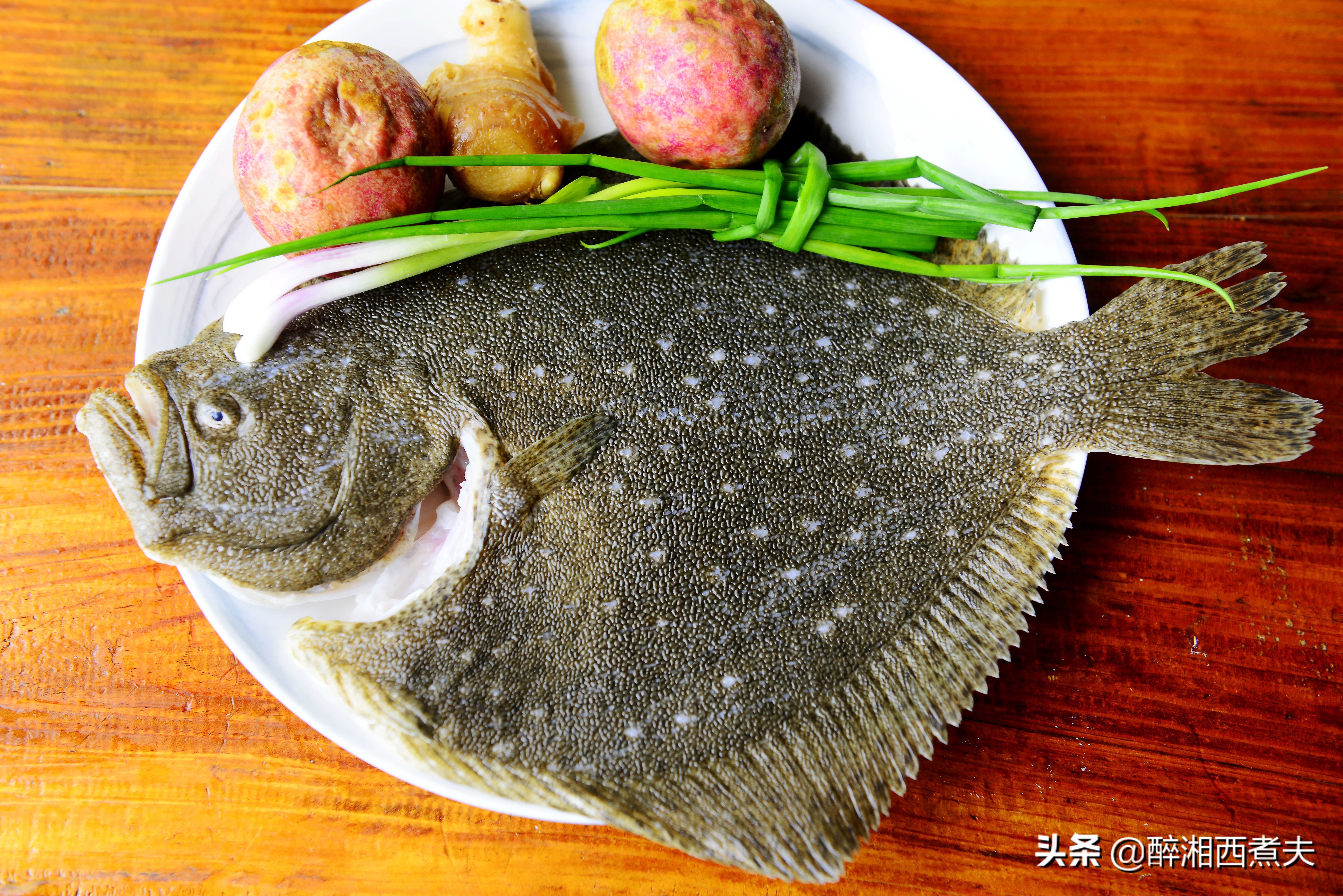 多宝鱼无鳞却很腥？一招教你轻松搞定去腥！清蒸多宝鱼鲜嫩又肥美