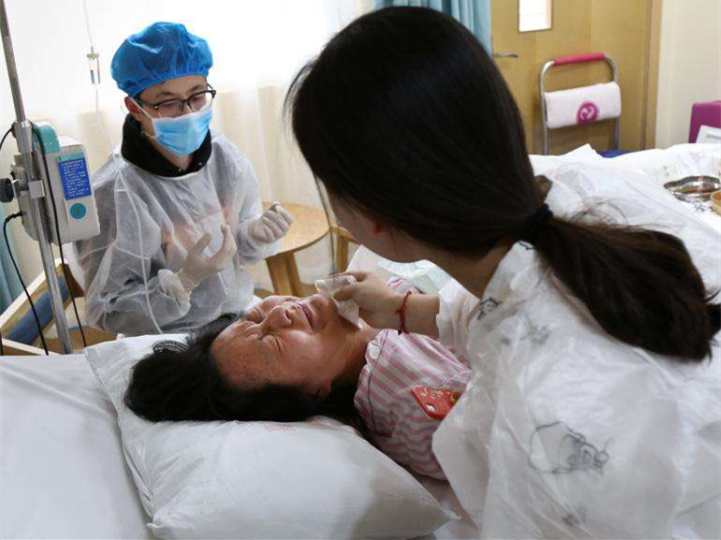 产妇刚出产房,满脸"紫色血点",丈夫听了护士的话哭着道谢