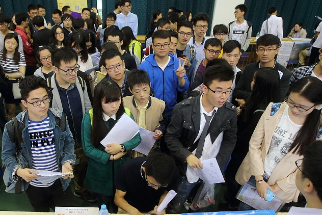 大学生入党由谁决定？主要掌握在2个人手中，和成绩好坏关系不大