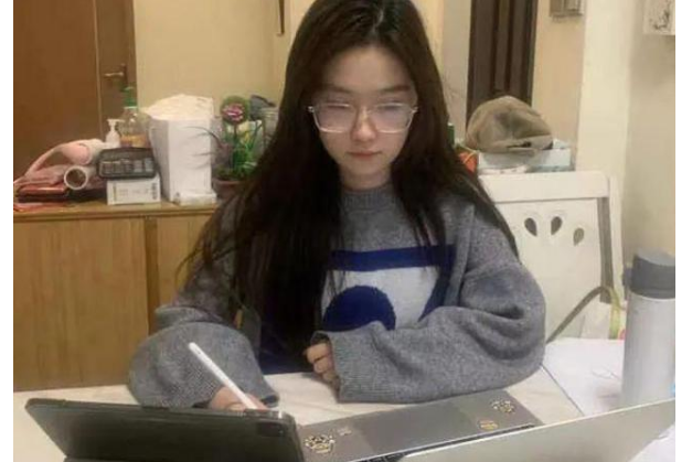 大学生迎来“坏消息”，封闭式管理引争议，直言：网课不香吗？