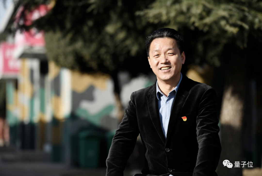 北大保安“高考第一人”，现在成了校长！网友：真·知识改变命运