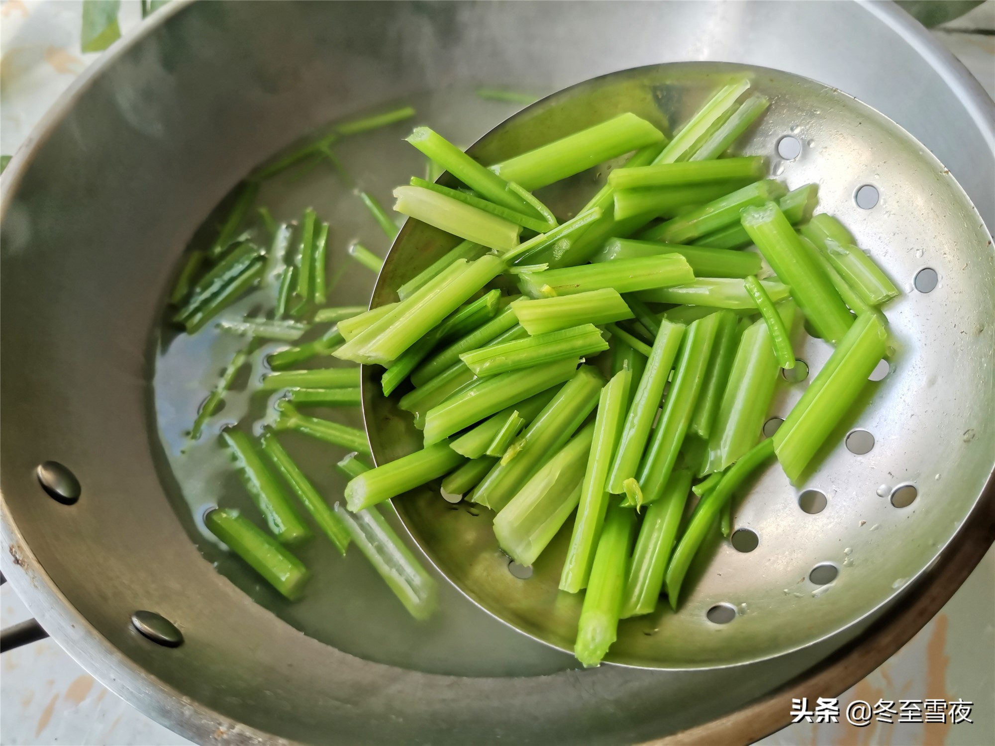 芹菜粉的做法（9步教你做东北的家常老菜）