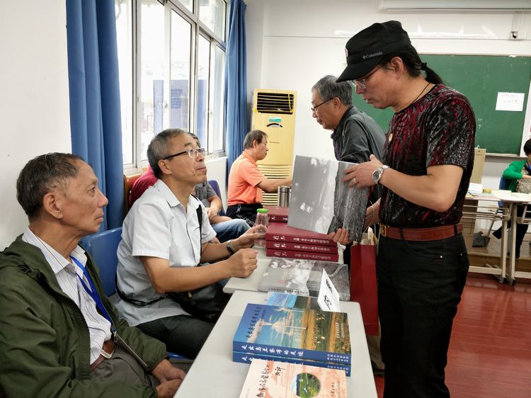 韩依群：浓浓书香伴我行------2019年上海知青图书交流会