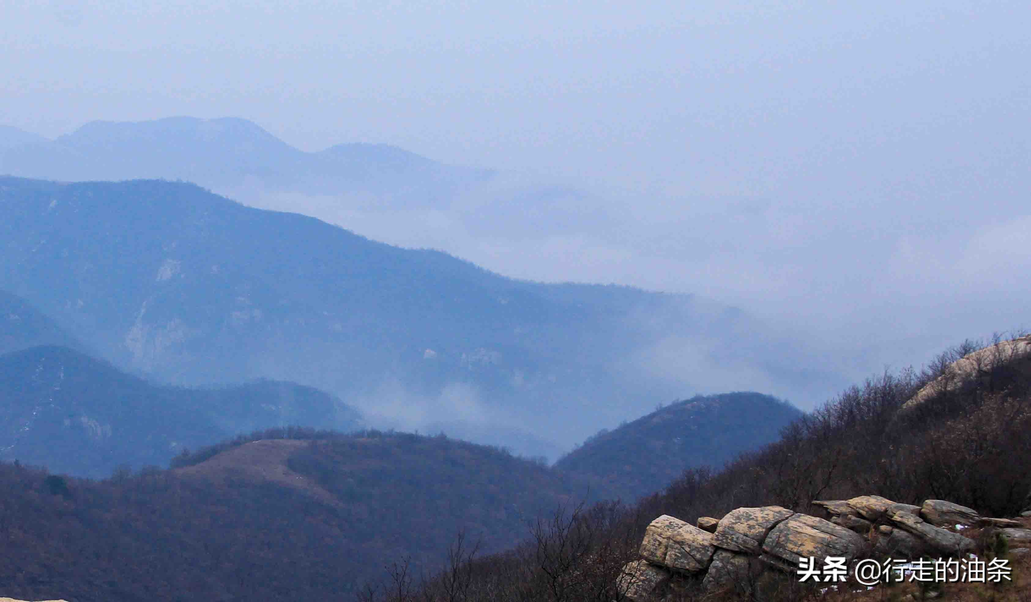 桐柏山位于湖北随州,枣阳和河南桐柏县之间,是两省分界线,主峰太白顶