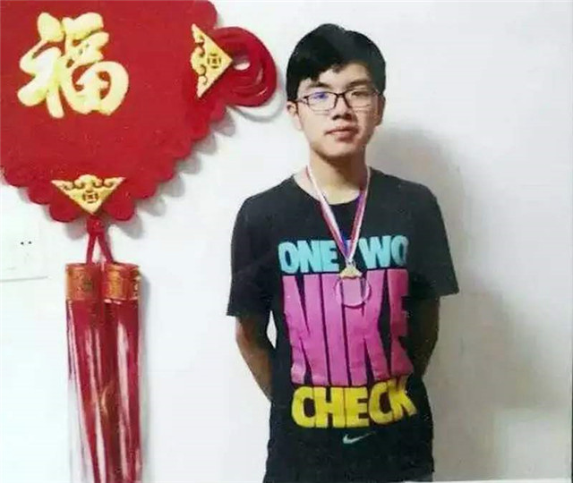 浙江学霸叶珈宁，北大为他降200分录取，一出手便是金牌