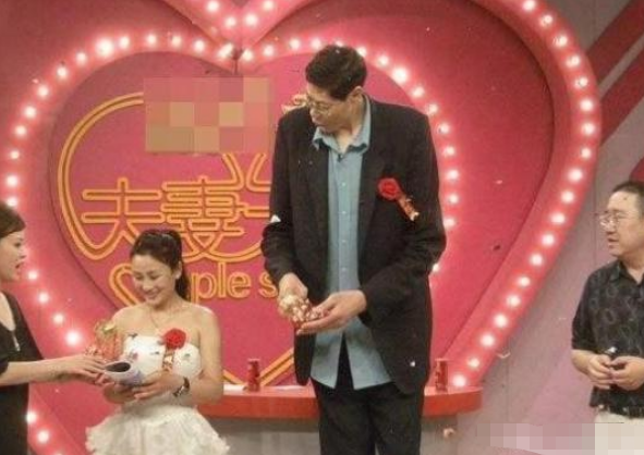 2米42中国第一巨人，结婚20年没孩子，1米6娇妻称：不方便