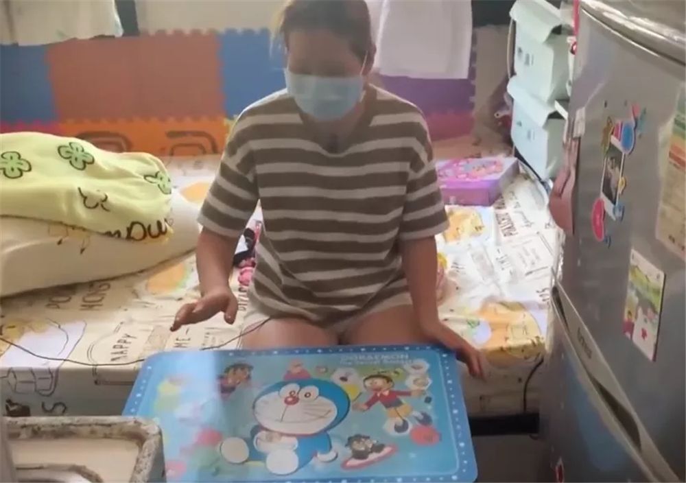 香港母女蝸居6㎡劏房，厕所难坐下洗衣机放床边，网友：太逼仄