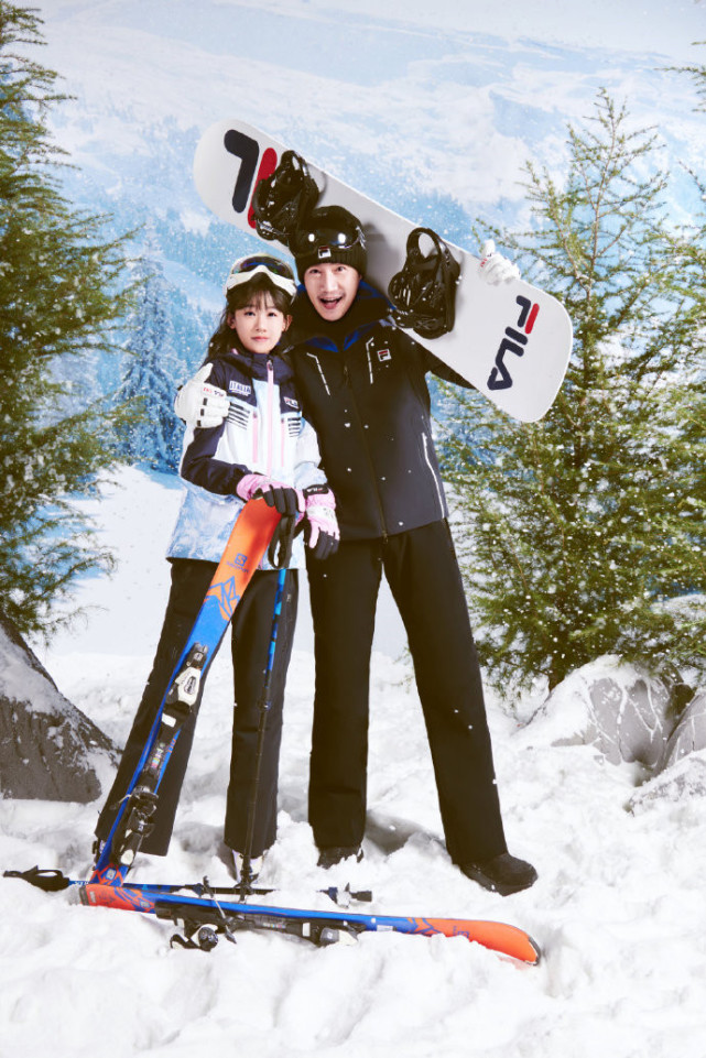 ​陆毅携妻女拍冬日大片，与鲍蕾牵手相依，结婚15年依旧喊她宝宝