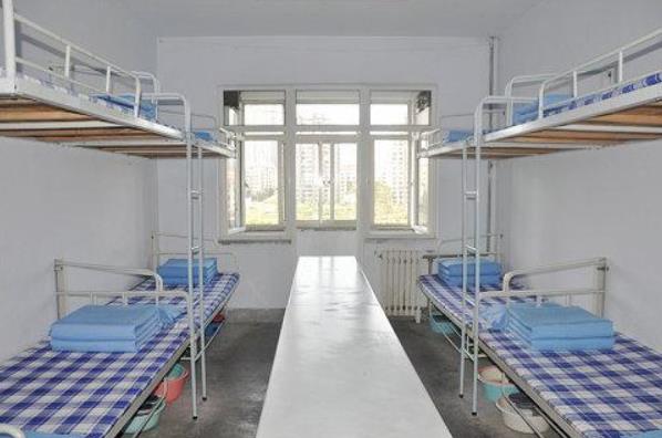 大一新生选床问题：靠门还是靠窗，上铺还是下铺？听听学姐怎么说