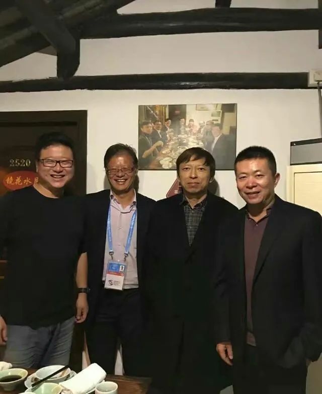 007、普京冬天出门都在穿大衣，男人怎么穿大衣显贵显帅？