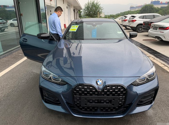 渝车友花46万买宝马425i，夸张的“双肾”，装好牌后却很美