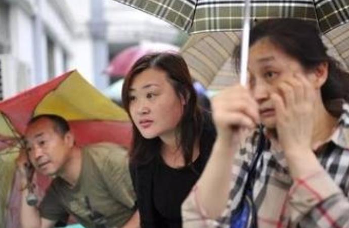 考生父亲花重金送孩子去补课班，承诺能过一本线，结果高考254分