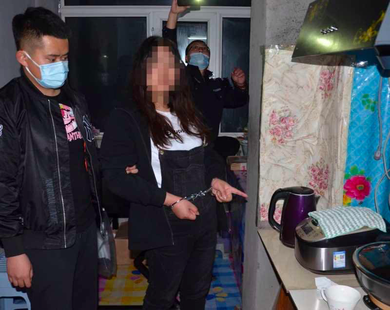 曲婷婷(4岁女童遭“继母”虐打案：知情者称女童住院期间曾饿到找卫生纸吃)