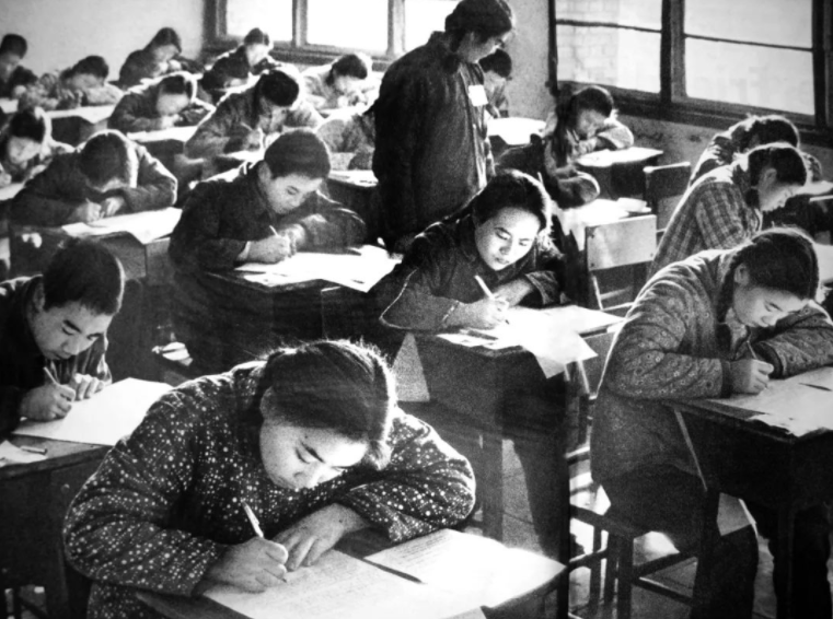44年前高考试卷被曝出，高中生看后笑出声，这样的考题我能上清华