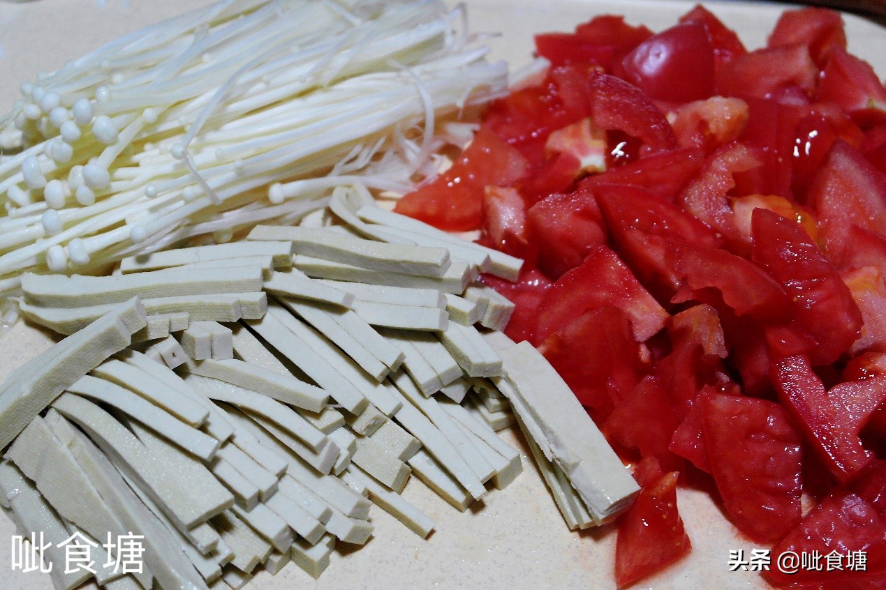 番茄金针菇这么炒，香味扑鼻，儿子爱吃，我家常做，十分钟做一盘