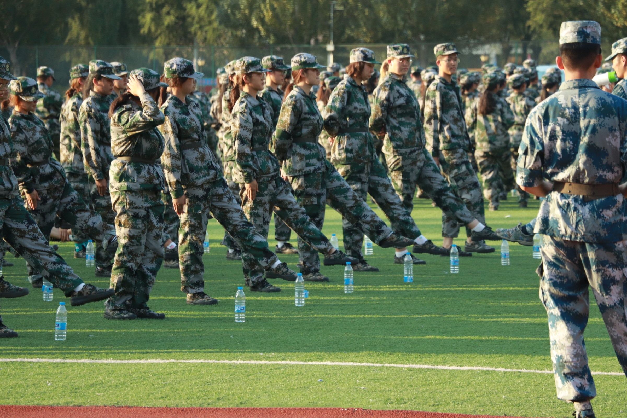 别不把大学军训不当回事，和高中军训区别大了，男生女生都要重视