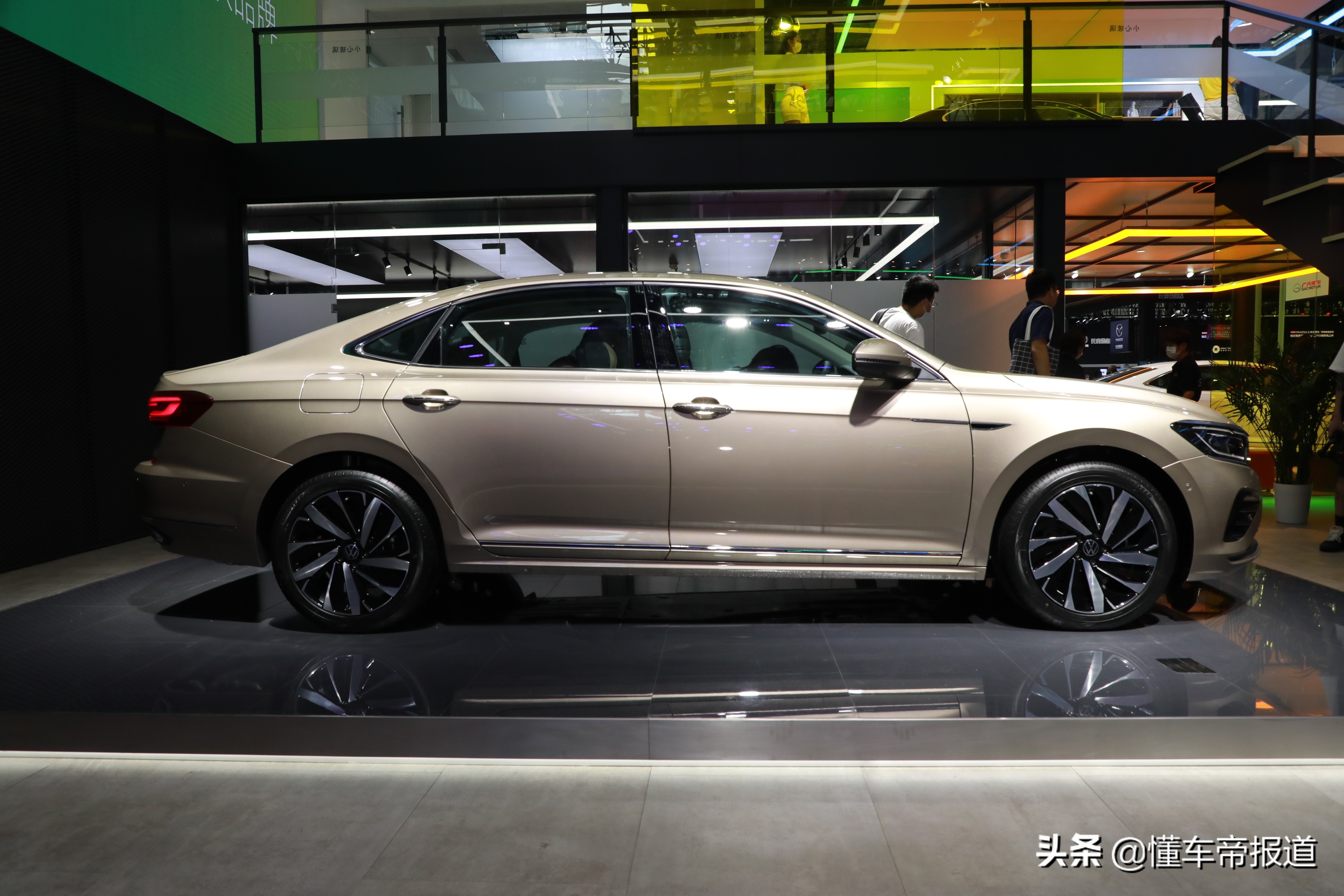新车 | 上汽大众新款帕萨特正式亮相,提供两种外观风格,车长增加