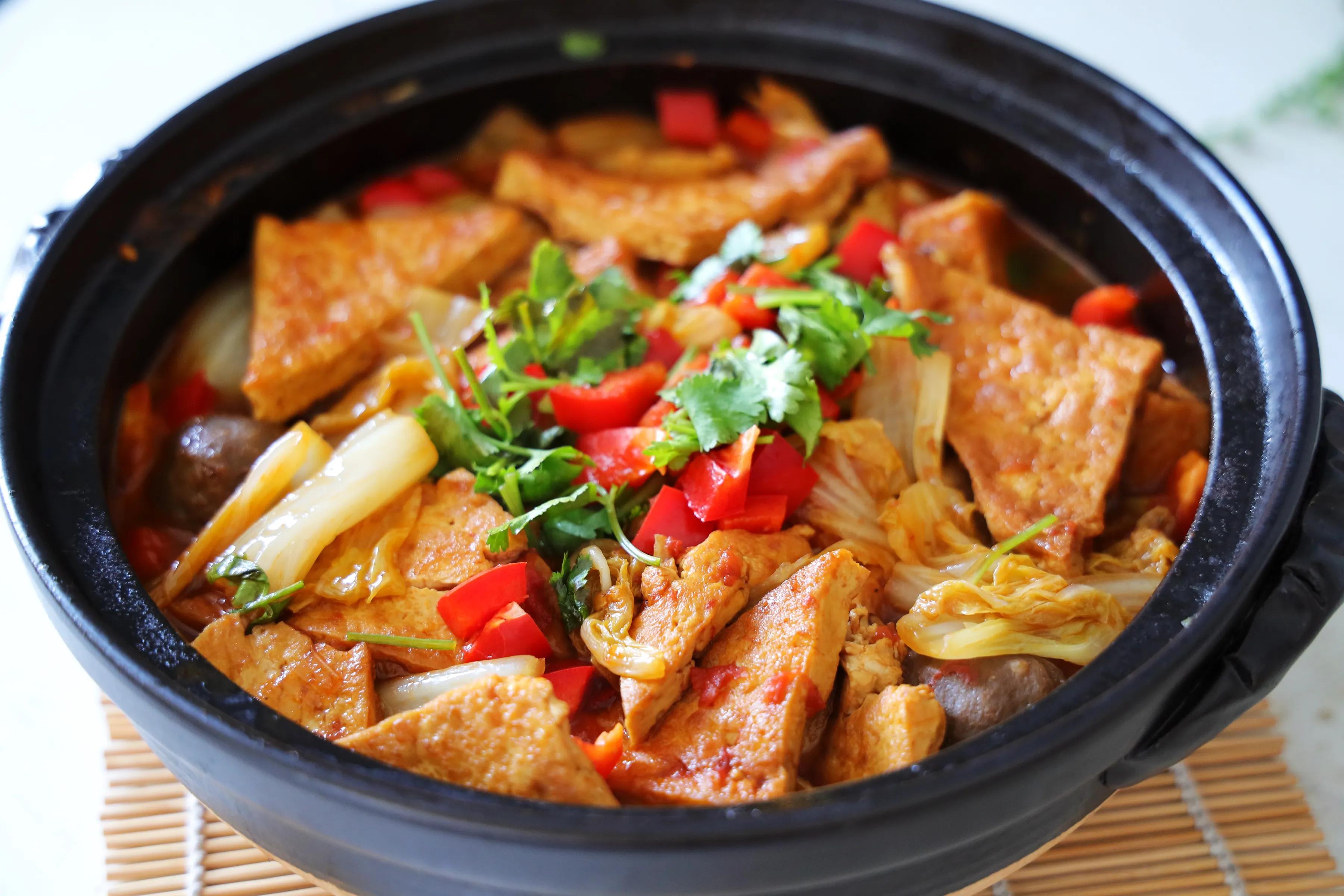 天气越来越冷，砂锅炖白菜豆腐不能少，汤鲜味美，吃完浑身暖