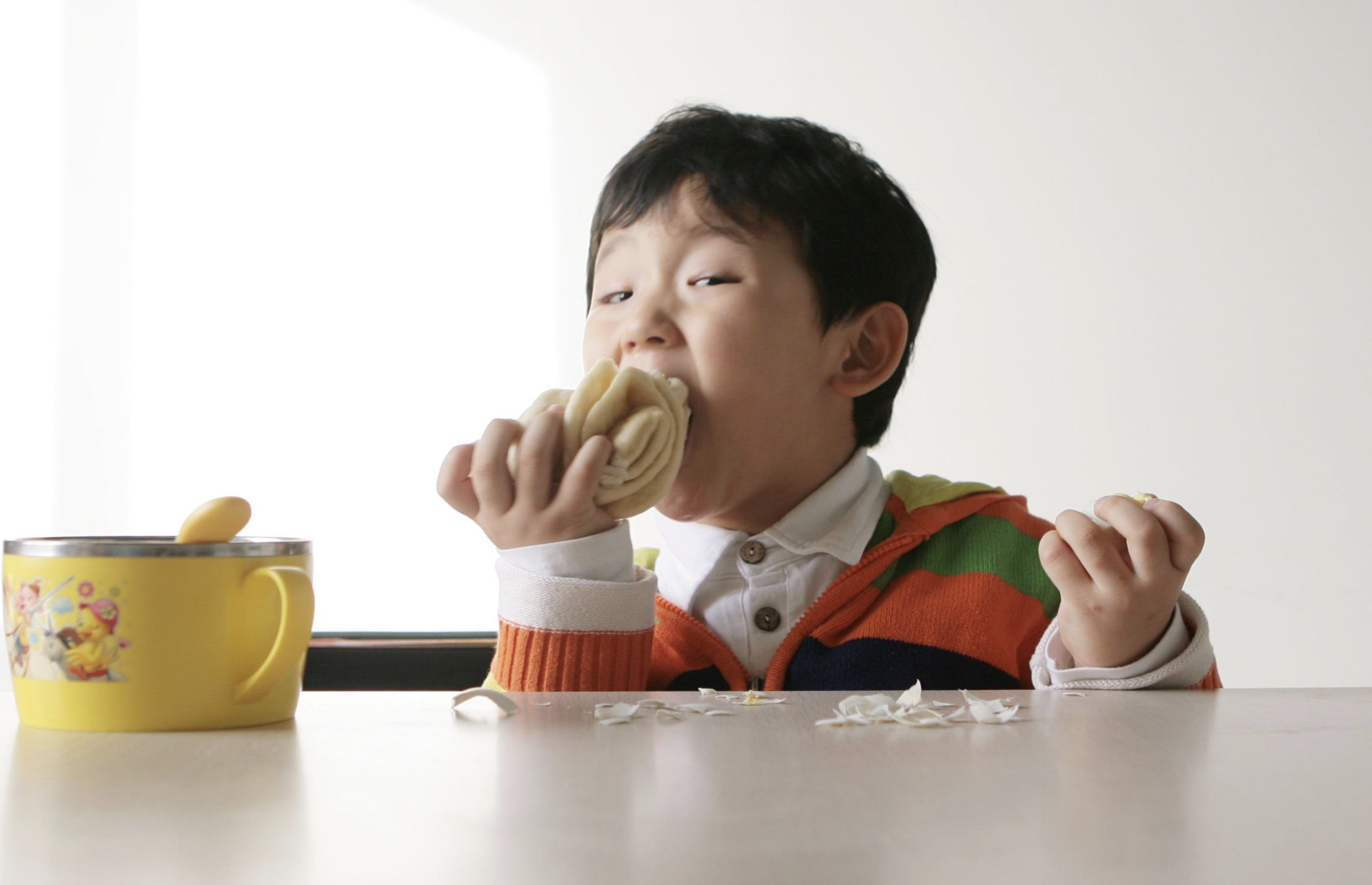 保姆带孩子月瘦15斤，宝妈看完监控后，不指责反而塞钱表示感谢