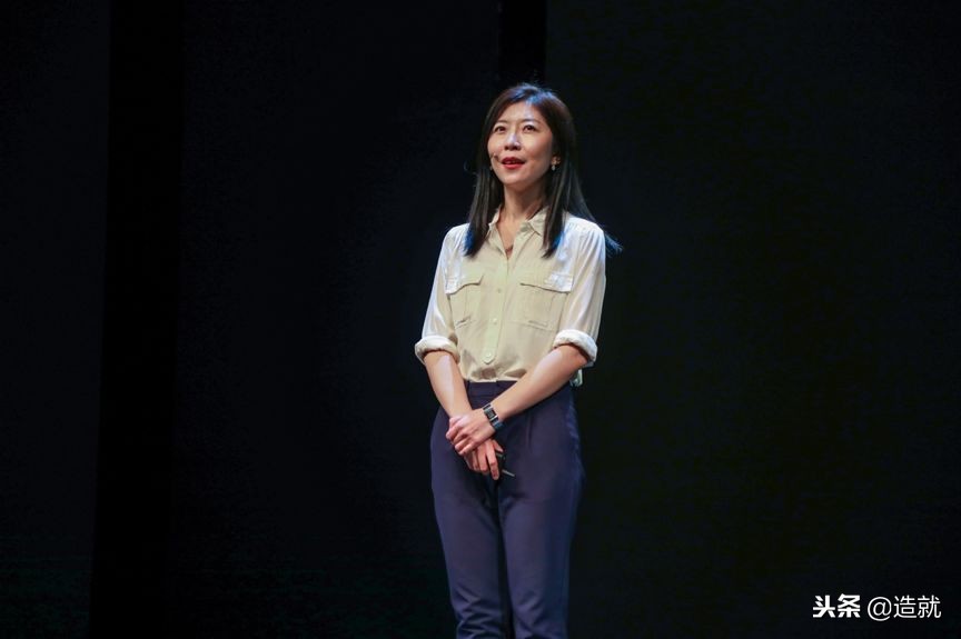 中产阶级的这种神话，是可以轻易幻灭掉的，一瞬间