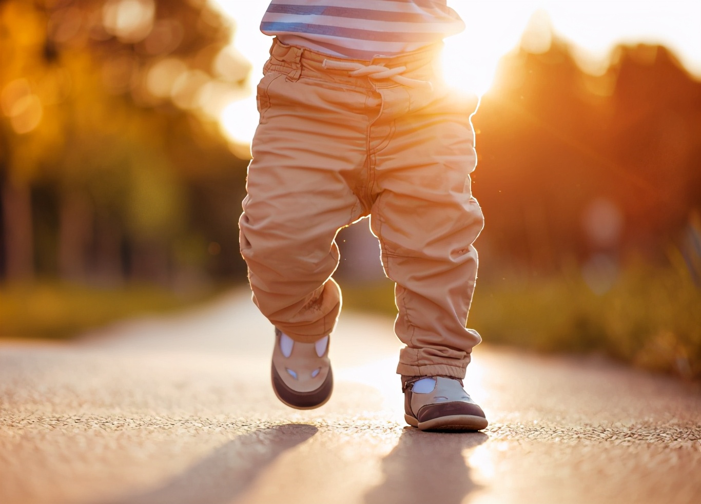 这三种原因容易导致孩子走路“八字脚”！如何纠正才是关键