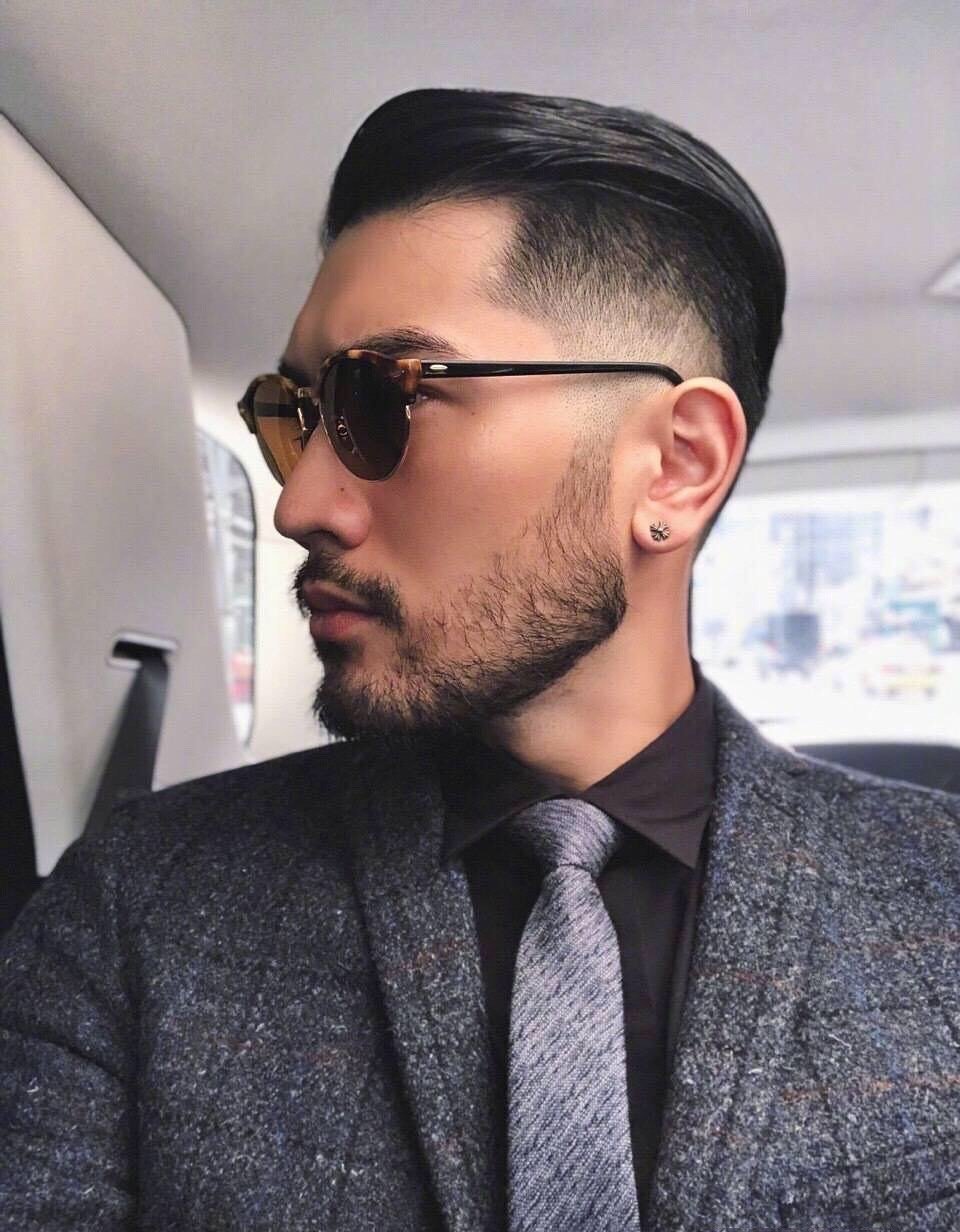 她还戴着与高以翔同款的情侣耳钉,脖子上也戴着专属定制的"g&b"项链