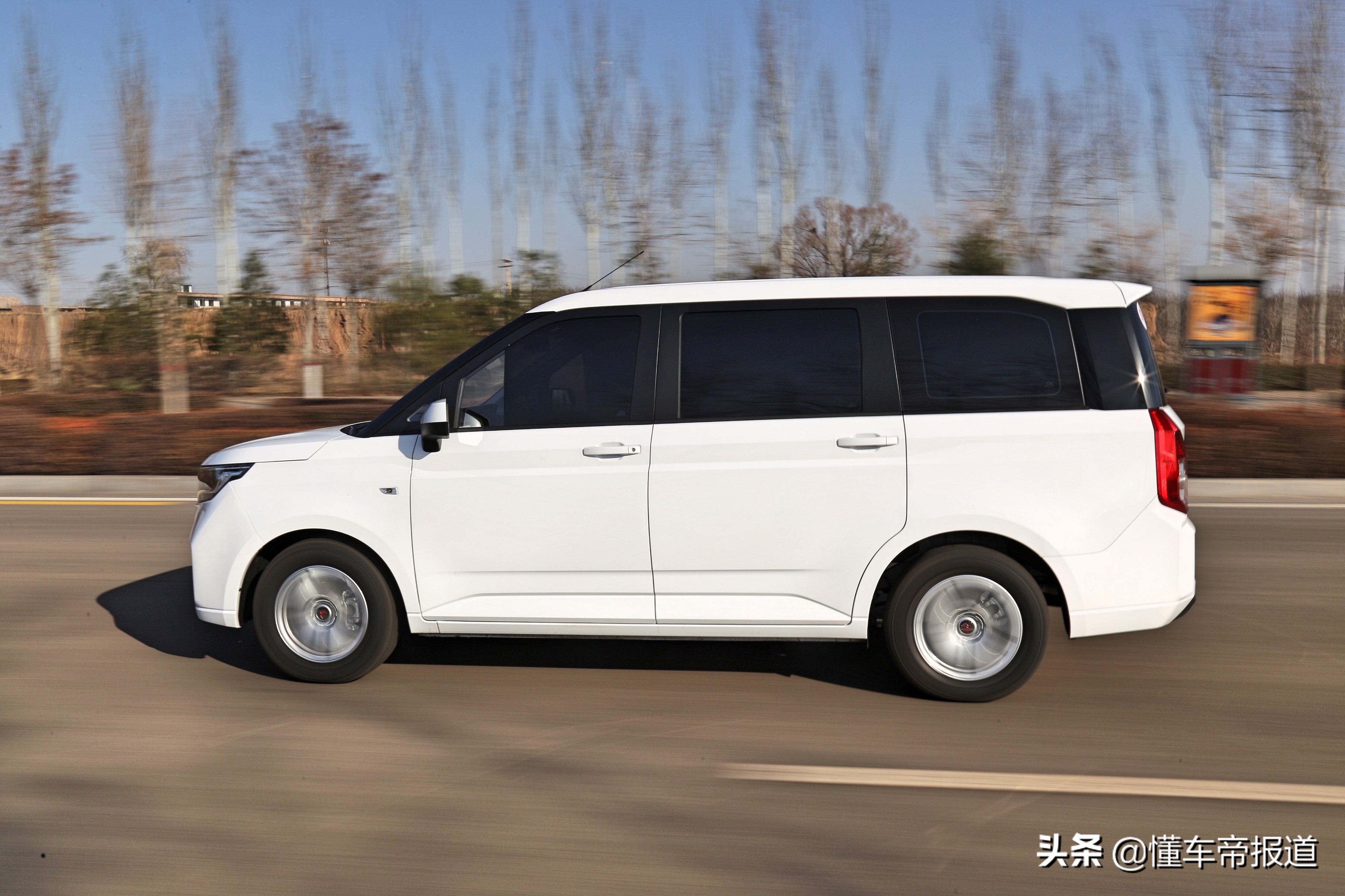 以后拉货全靠它，周末出行都装下！道路试驾五菱宏光PLUS
