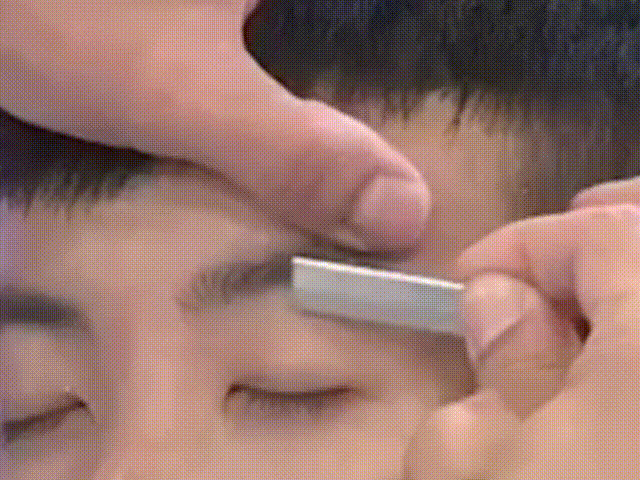 我国有一老牌眉笔，小小一支也有证书，搭配眉卡眉刷不到十块钱