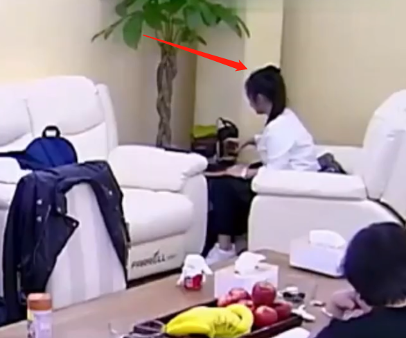 李健小5岁娇妻正脸罕曝光！五官精致身材微胖，两人至今没房没娃