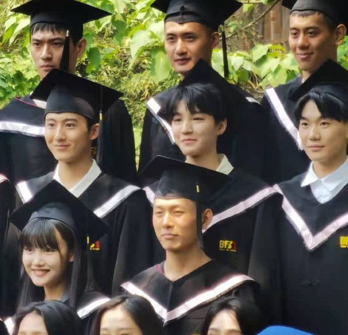 关晓彤大学毕业了吗（北电无滤镜毕业照曝光）