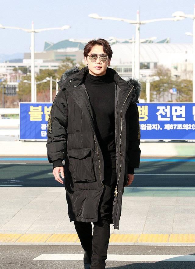 金泰熙与老公rain久违现身,夫妻一同出国捞金挥手大笑