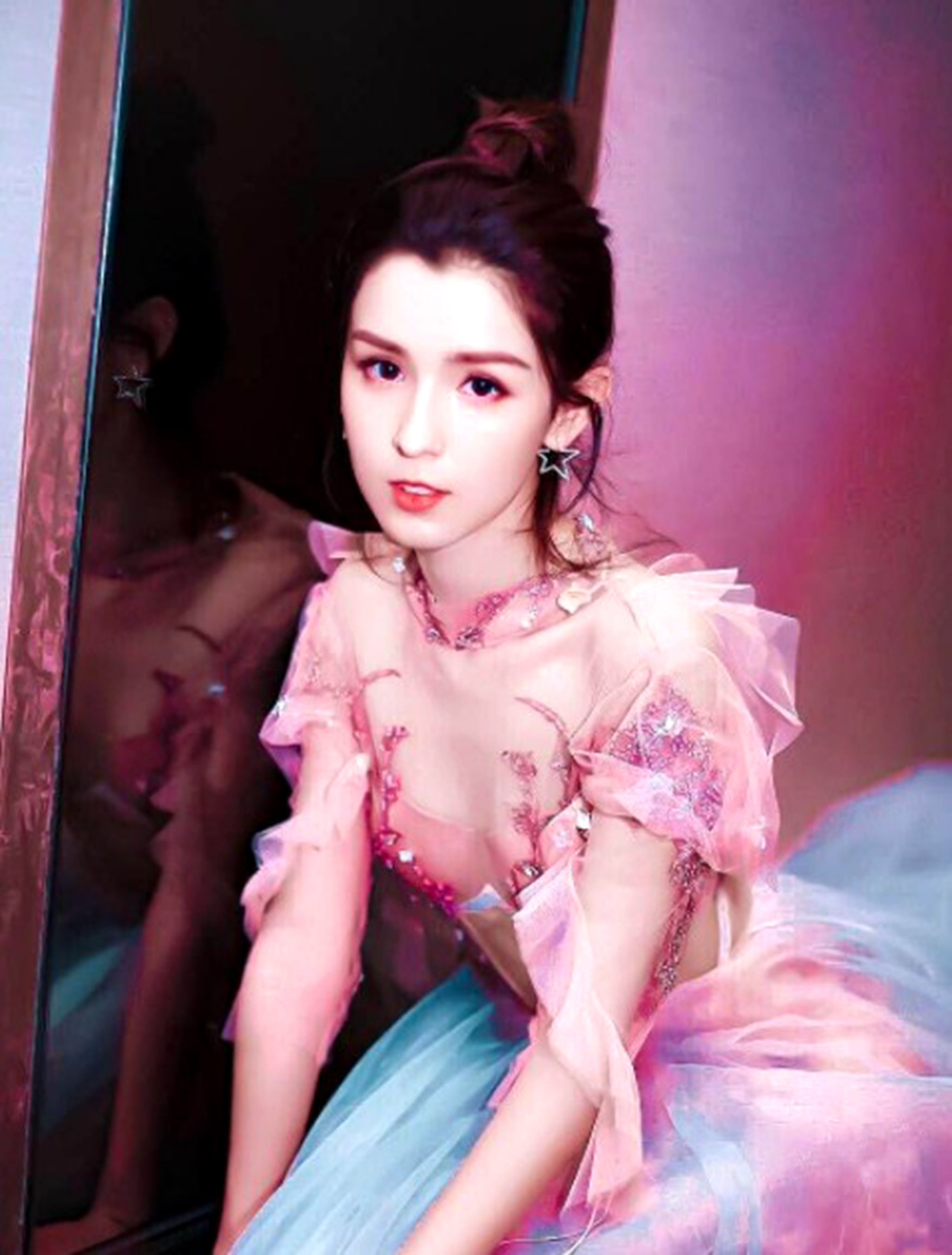 “7300万粉丝灰姑娘”迪丽热巴的“饭圈”专宠史