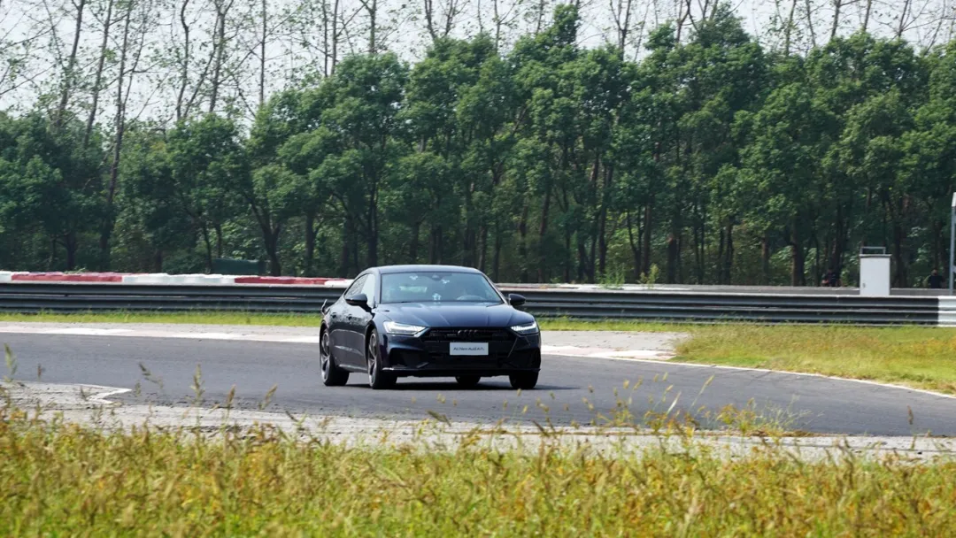 3.0T V6，5.6秒破百，配置比肩自家旗舰，看完价格我哭了