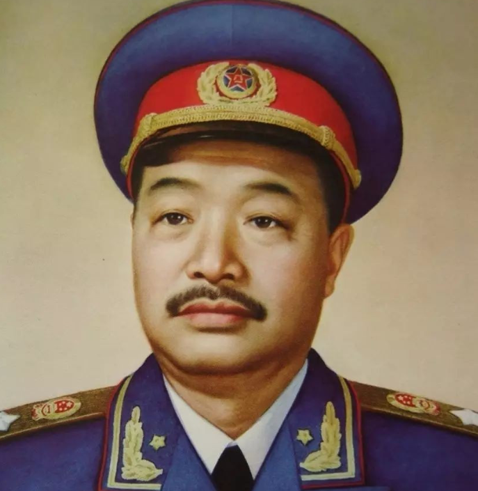 十大元帅朱德排名第一，为何001号元帅命令状没给他，给了贺龙？