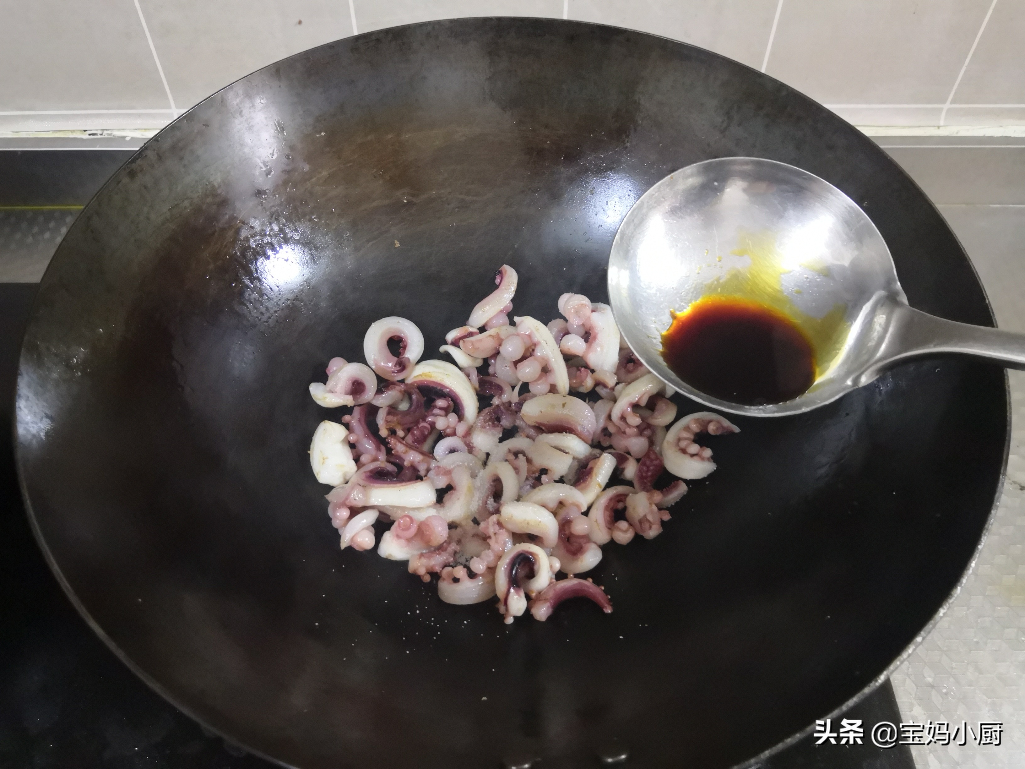 鱿鱼的4分钟家常做法，去腥只一招，不用焯水还少油，老好吃了