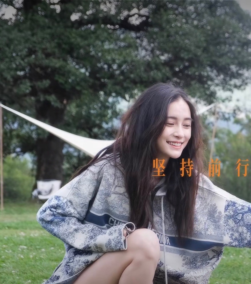 Baby拍摄现场大胆逗小鸟!大笑眼部皱纹明显,穿短裤一双细腿抢镜