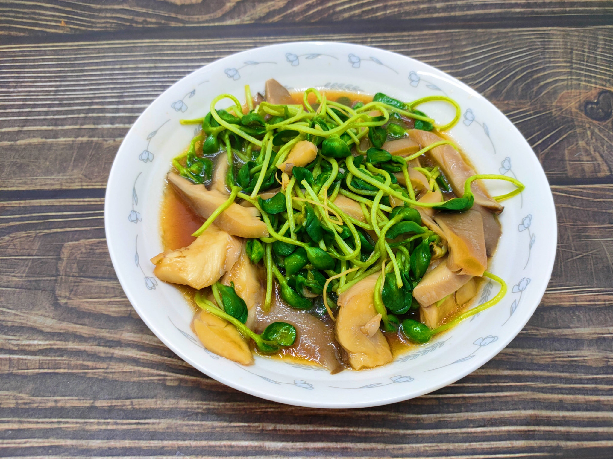 立夏过后，蘑菇和豆苗是绝配，简单烹饪营养高，清脆入味