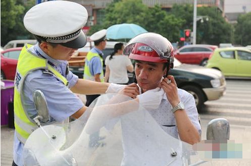 车主注意了，电动车除了上牌，还要带头盔和驾照，不然可能被扣车