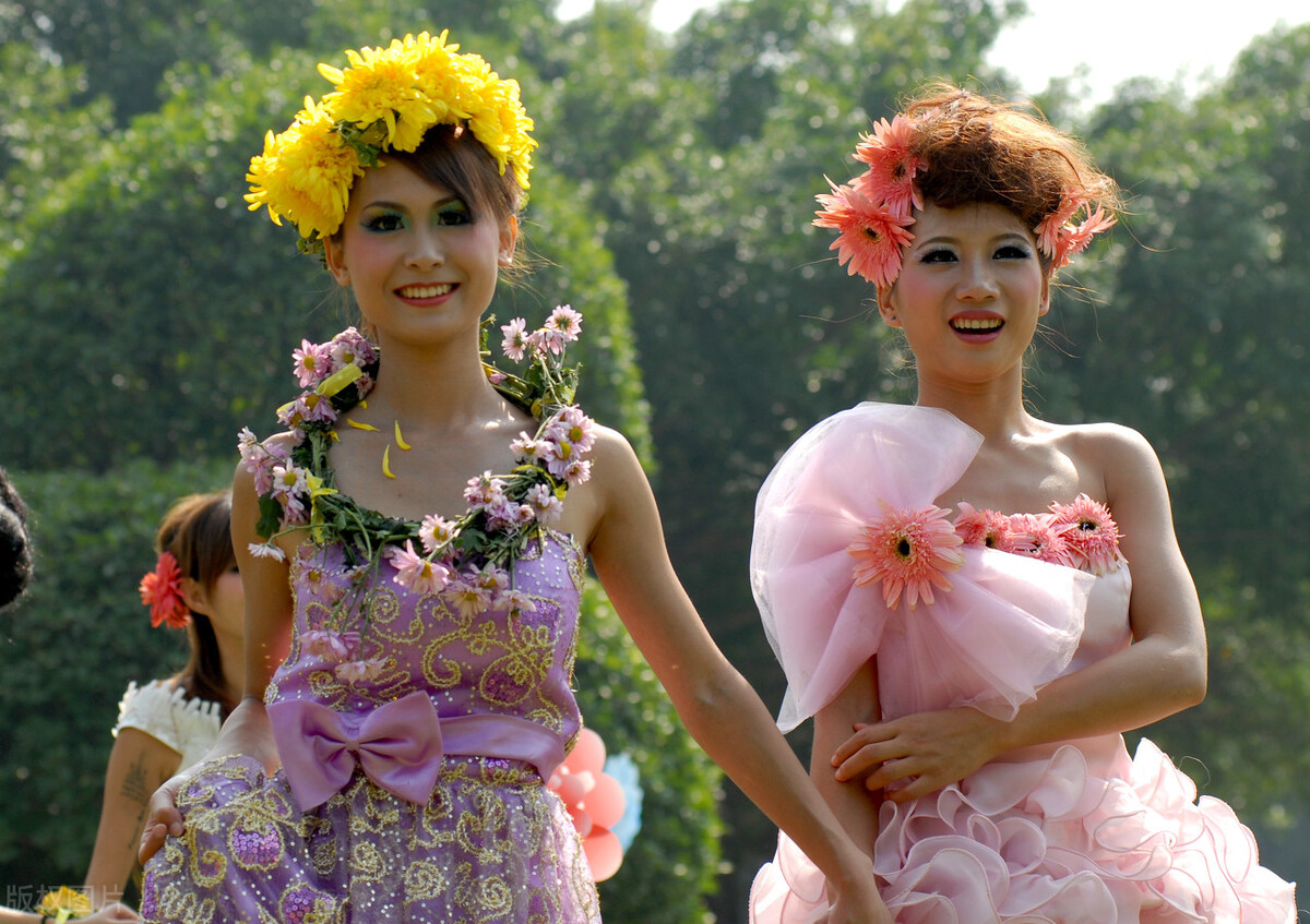花媲人美争艳芳 人逊花香输情长