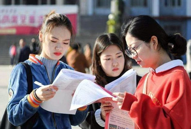 大学辅导员工资单曝光，在看到真实收入后，不得不说羡慕了