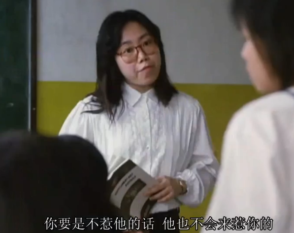 在这部1988年的老电影中，袁洁莹演女学生，林正英演警察