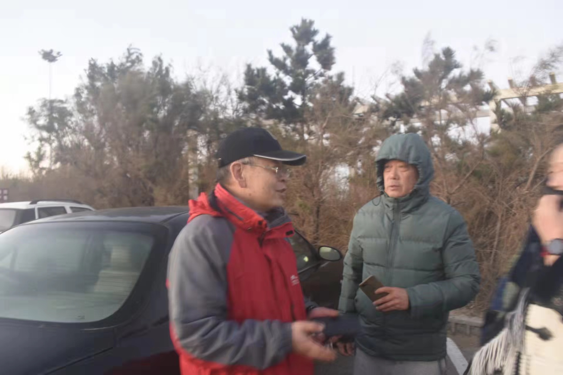 山东两位教授海边救下轻生女子：“救人不止是我们两个人的事！”另外两位好心人找到了，正在联系