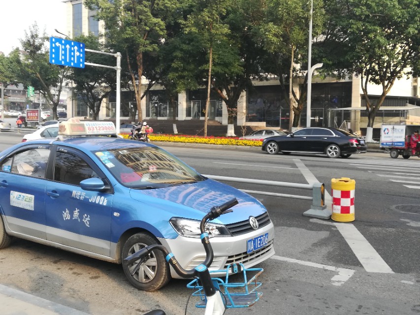 老师你好，出租车发生事故有没有误工费这一说？