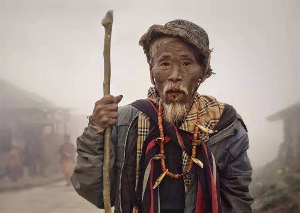 讨饭的具体生活,饭囊整天都是空空如也,只有夜晚的月光照在残破的饭碗