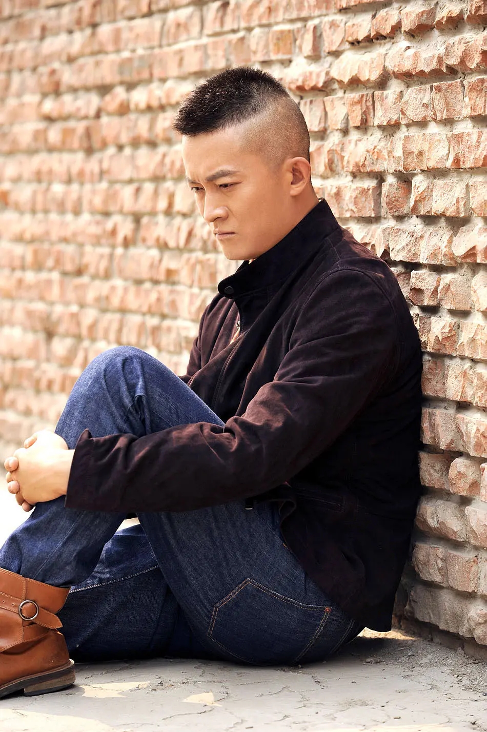 杨志刚全身心投入到新戏《铁梨花》的表演中,努力演绎着张吉安这个既