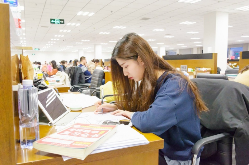 武汉大学一学生坠楼身亡，疑似考研发挥失常，大家觉得值得吗？