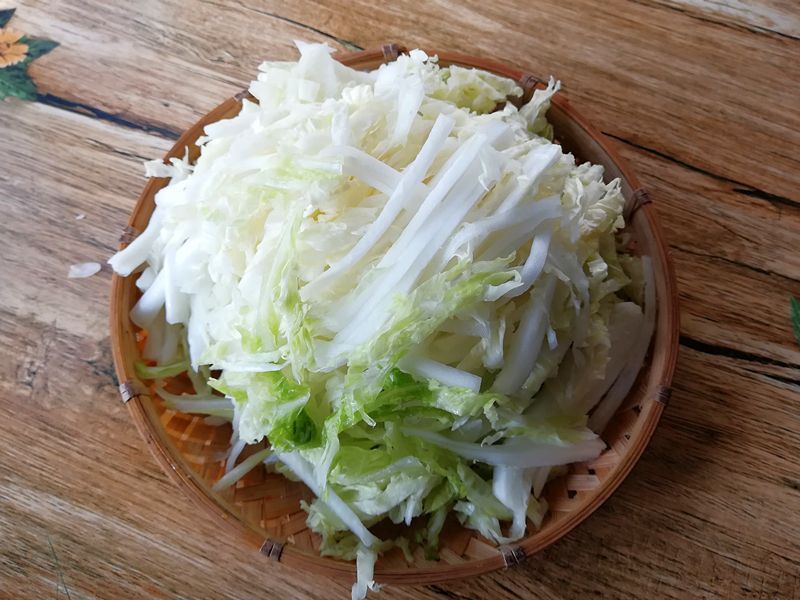 不管腌什么酸菜，牢记这“3个技巧”，酸菜酸脆爽口，放半年不坏